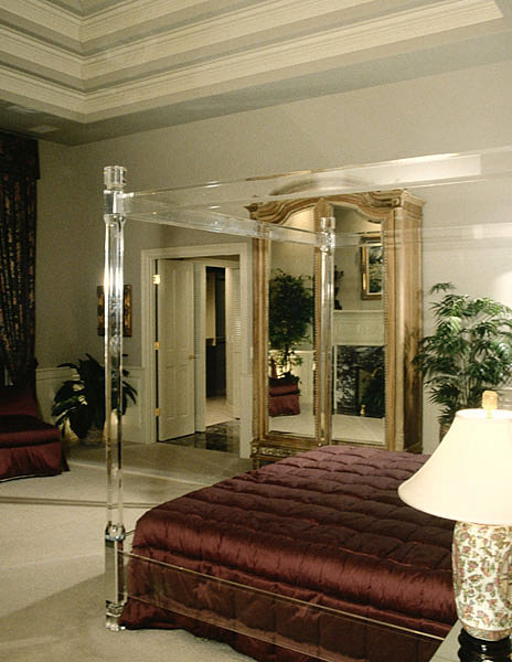 An elegant '80s bedroom