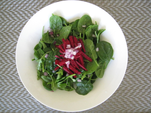 Mixed greens salad with beets and onions