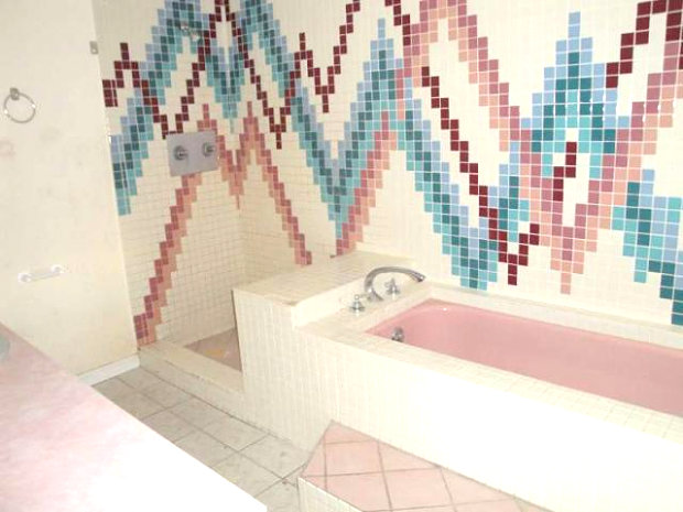 An '80s Southwestern-style bathroom