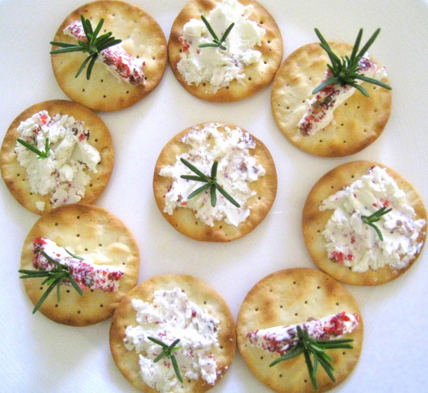 Crackers with goat cheese, rosemary and pink peppercorn