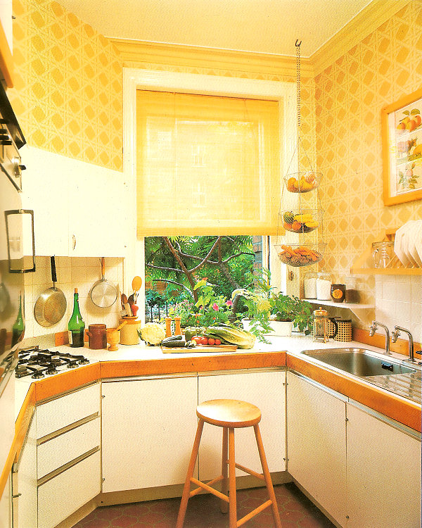 An '80s kitchen with lattice wallpaper