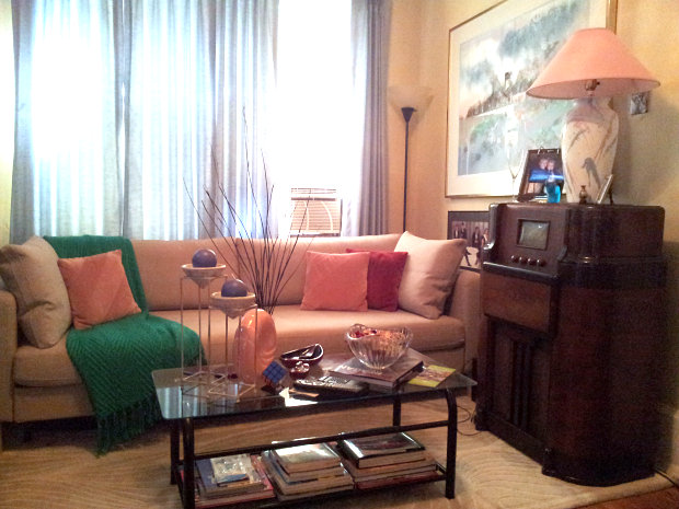 Jason D. Lesonic's '80s-style living room