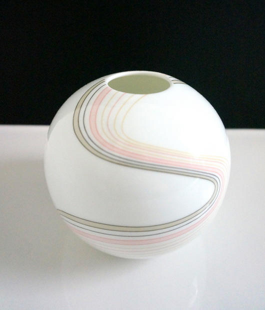 An '80s vase with sweeping lines