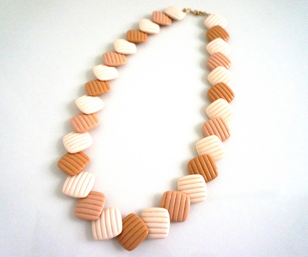 A tan and beige '80s necklace