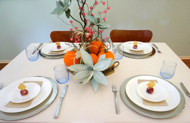 An '80s-styleThanksgiving table