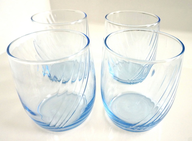 Drinking glasses with '80s Deco style