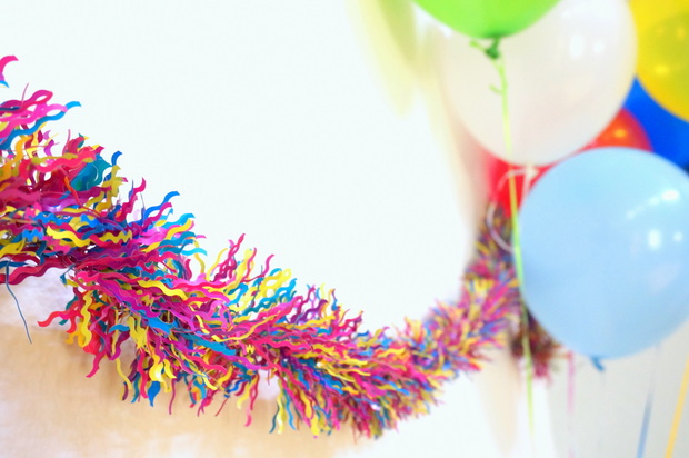 A festive garland and balloon bunch at Mirror80's 3rd birthday party