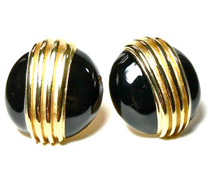 Clip-on earrings from Etsy shop Ecolibrio Vintage