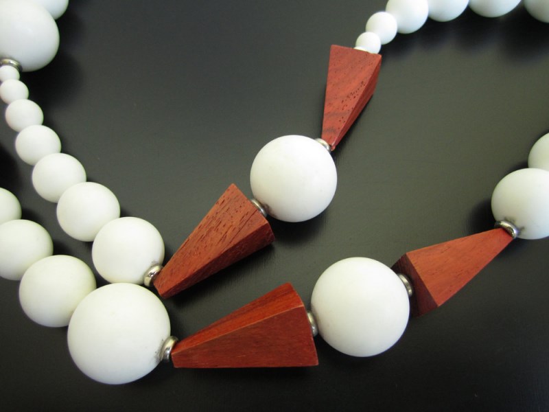 Plastic and wood geometric necklace from MPLSVintage